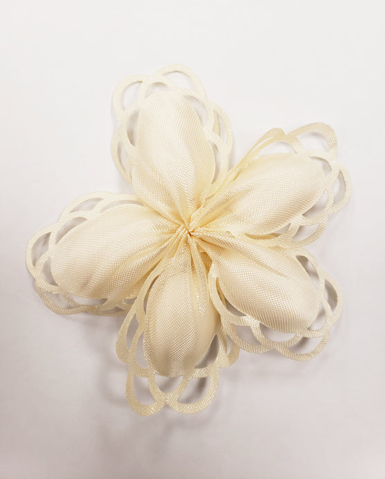 Iris Ivory - Bomboniere Confetti Flower